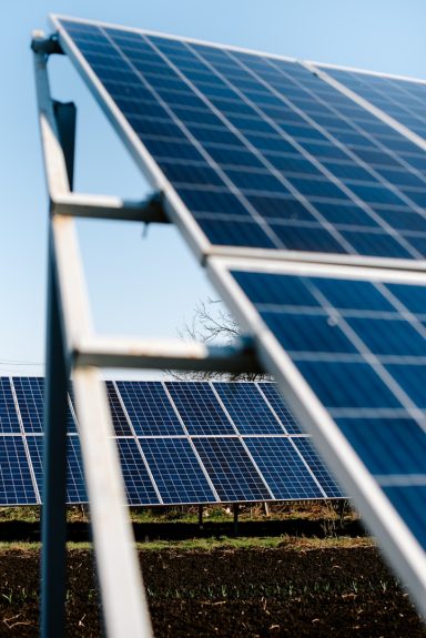 Was ist ein Balkonkraftwerk? Solaranlagen mit Photovoltaikmodulen in einem klaren Himmel.