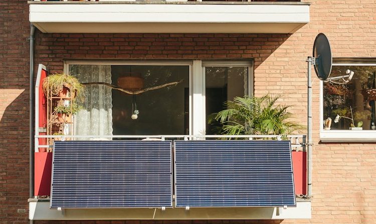 Balkon mit Solarzellen
