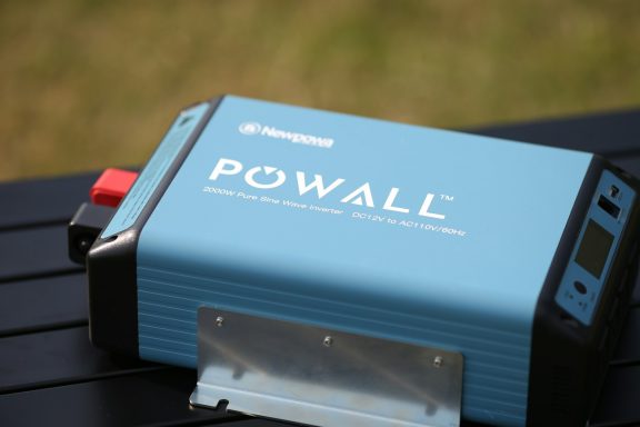 Stromverbrauch Blauer Powall-Energieumrichter mit digitalem Display und Anschlüssen.